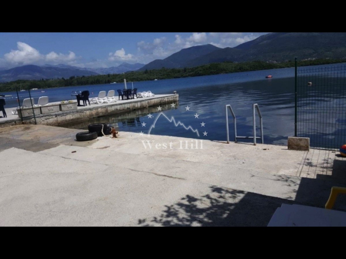 Zwei Häuser am Meer mit Privatpier in Tivat, Montenegro
