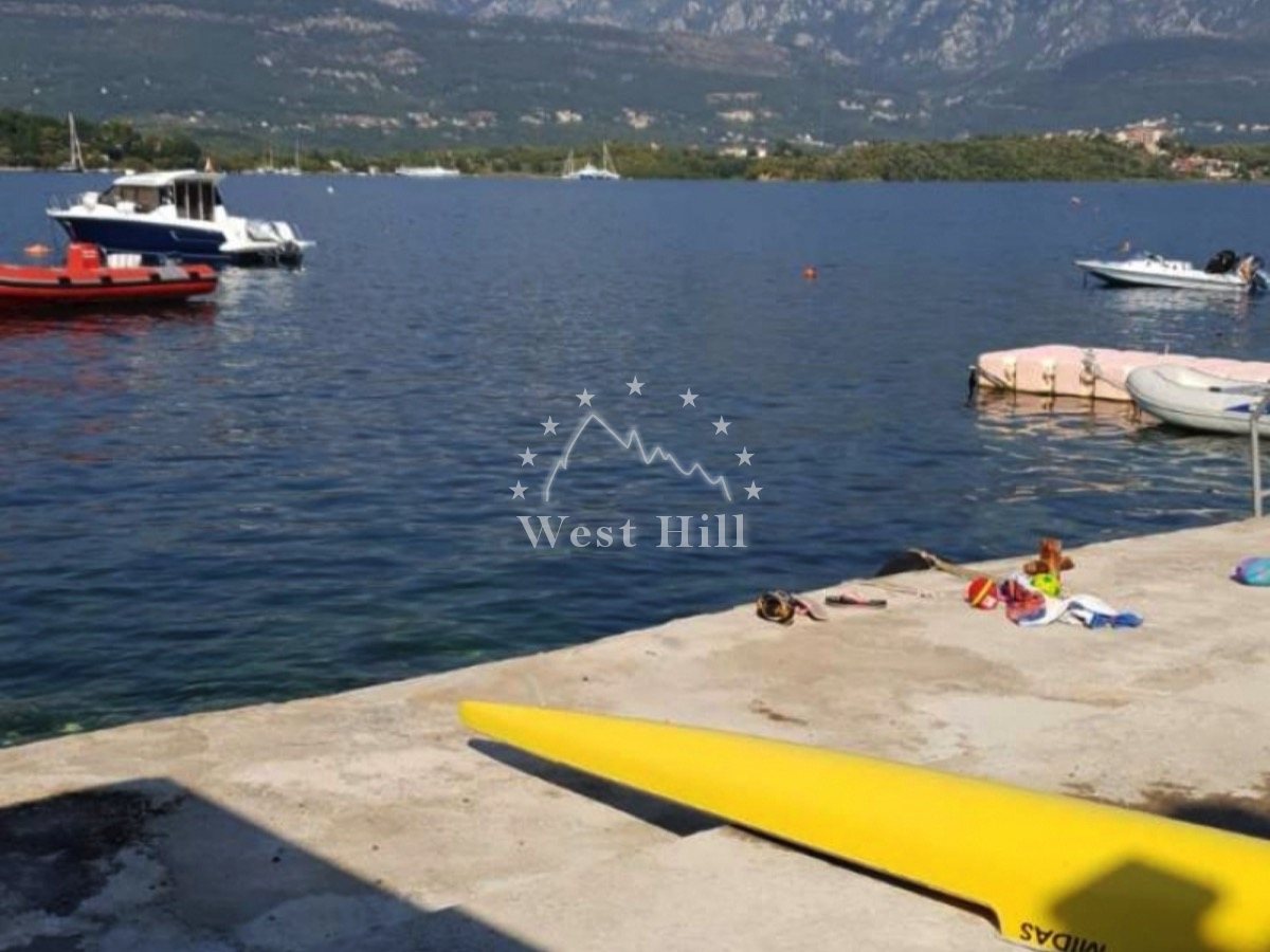 Zwei Häuser am Meer mit Privatpier in Tivat, Montenegro