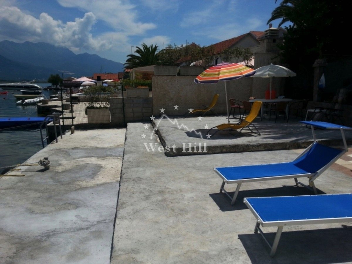 Zwei Häuser am Meer mit Privatpier in Tivat, Montenegro