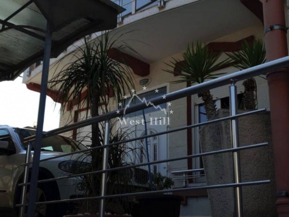 Zwei Häuser am Meer mit Privatpier in Tivat, Montenegro