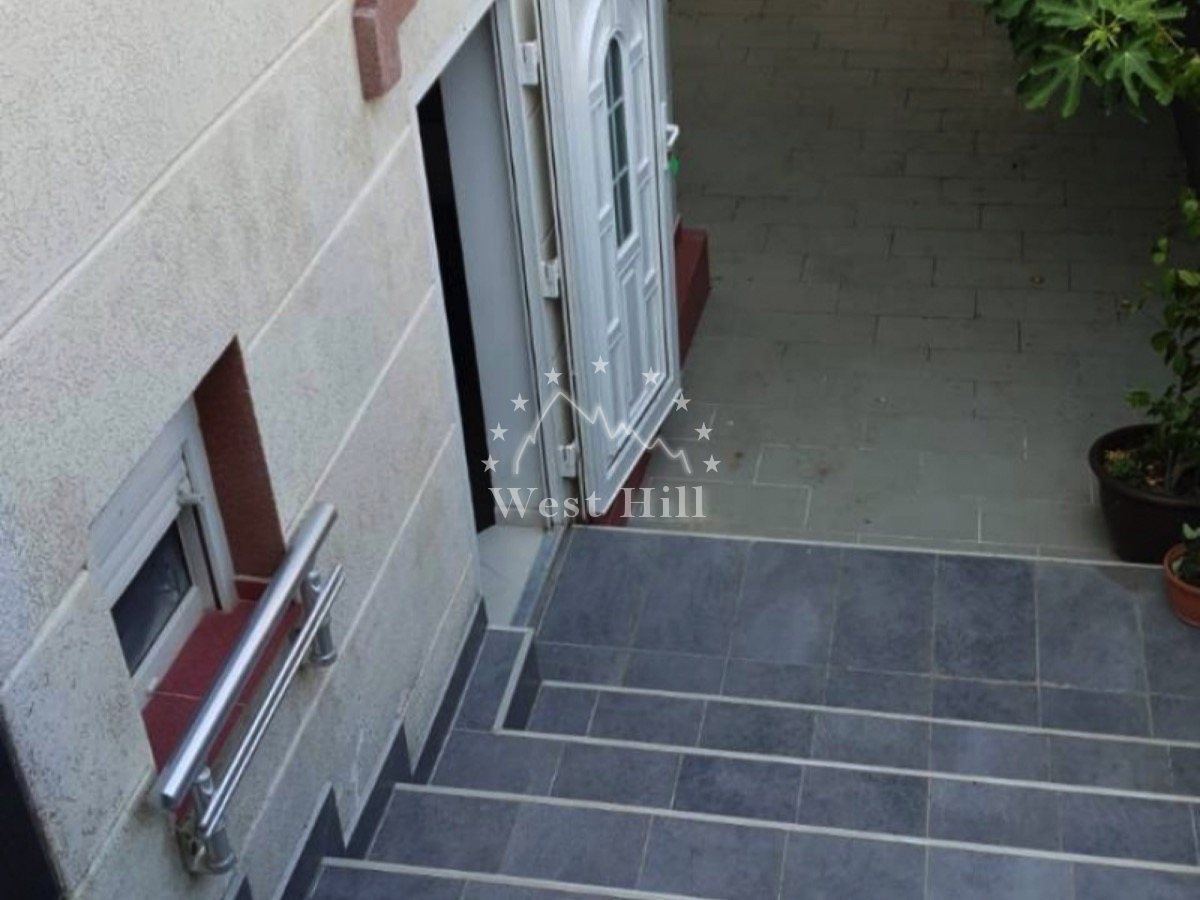 Zwei Häuser am Meer mit Privatpier in Tivat, Montenegro