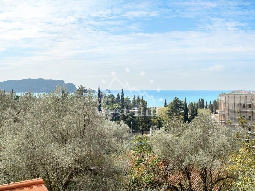 Zweistöckige Villa mit Garten und Panoramaterrasse