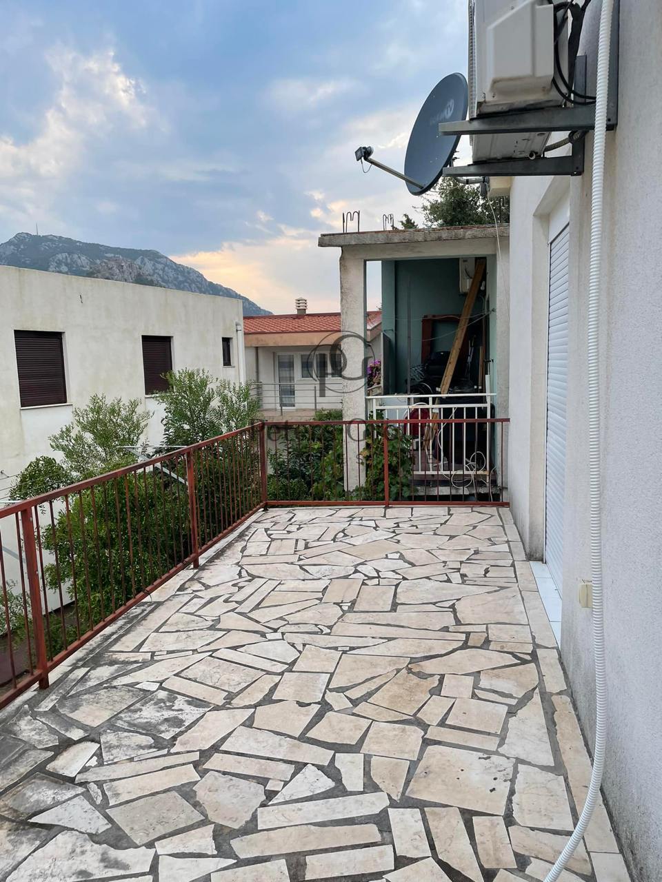 Zweistöckiges Haus zu verkaufen in Sutomore, 15 Minuten vom Meer mit Bergblick