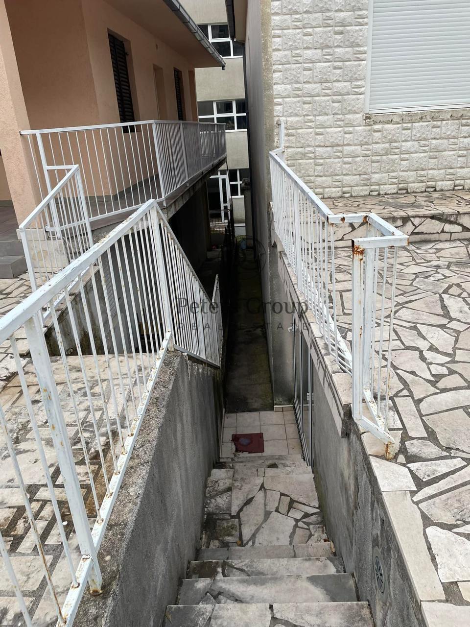 Zweistöckiges Haus zu verkaufen in Sutomore, 15 Minuten vom Meer mit Bergblick