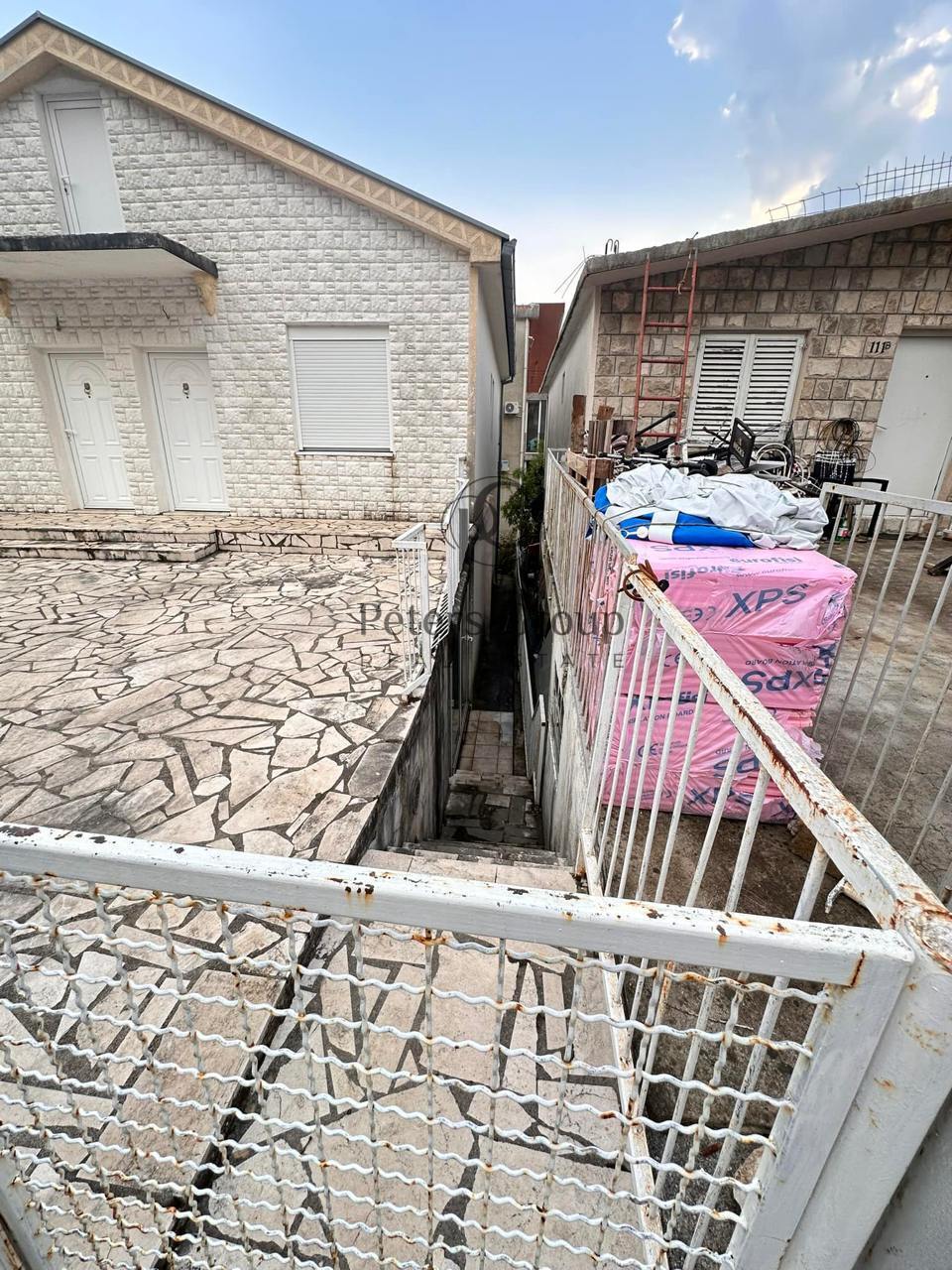 Zweistöckiges Haus zu verkaufen in Sutomore, 15 Minuten vom Meer mit Bergblick