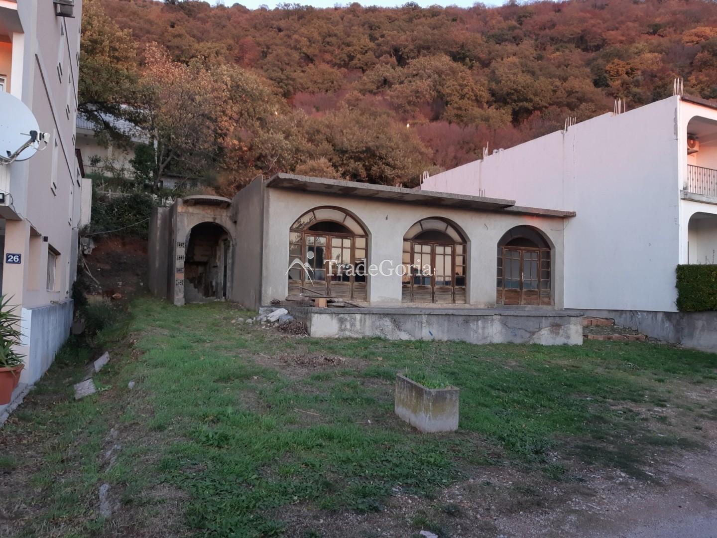 Plot with a house for complete renovation or construction in Petrovac