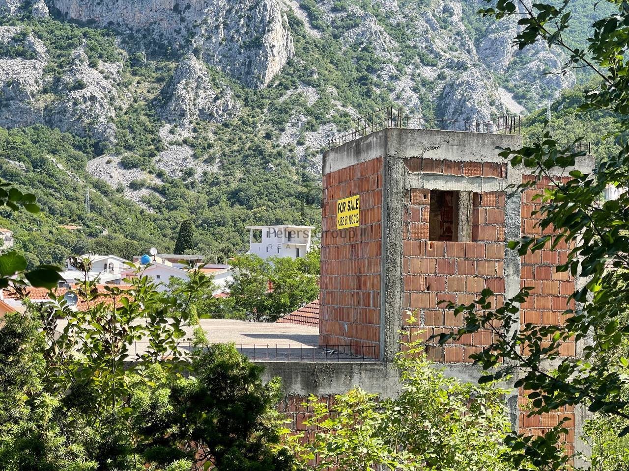 Rohbauhaus mit Grundstück im Dorf Brce zu verkaufen