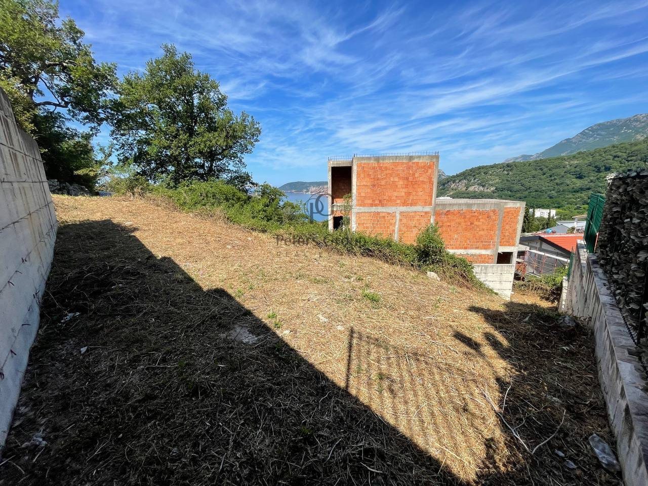 Rohbauhaus mit Grundstück im Dorf Brce zu verkaufen