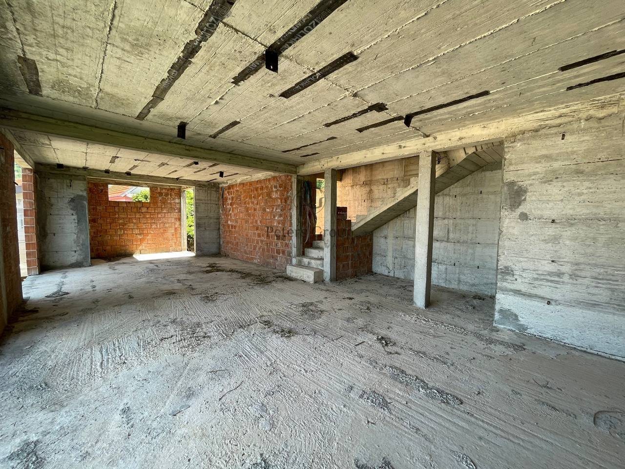 Rohbauhaus mit Grundstück im Dorf Brce zu verkaufen