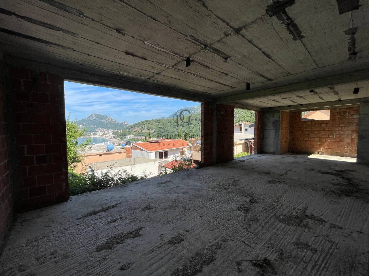 Rohbauhaus mit Grundstück im Dorf Brce zu verkaufen