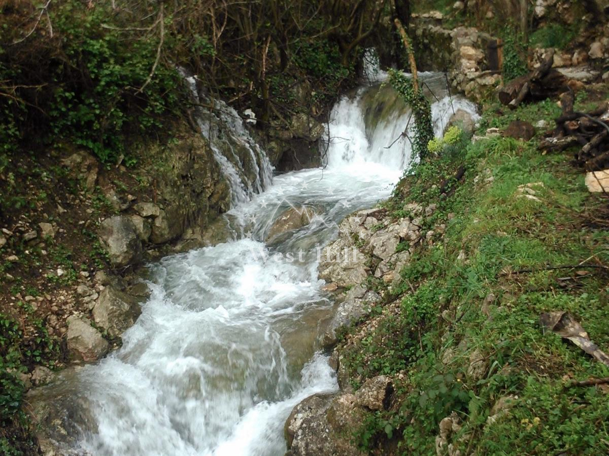 Unique plot with waterfall and house for renovation