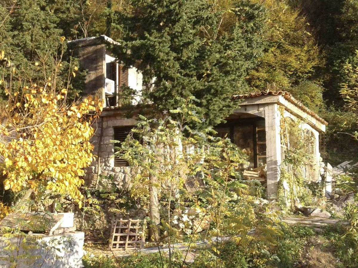 Unique plot with waterfall and house for renovation