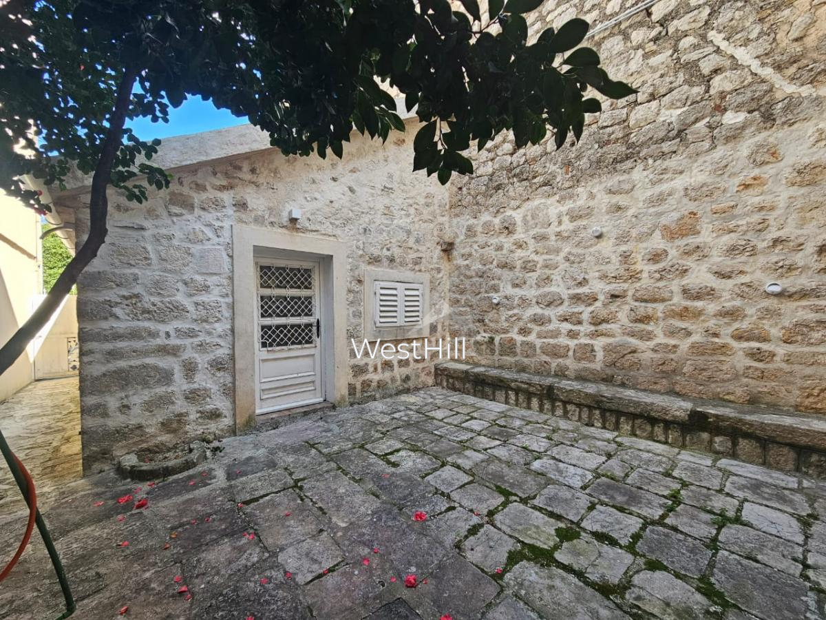 Jedinstvena kamena kuća na prvoj liniji u Prčnju