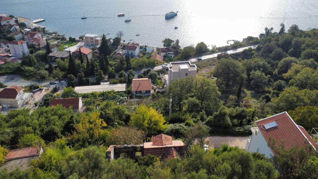 Урбанизированный участок с видом на море в Герцег-Нови