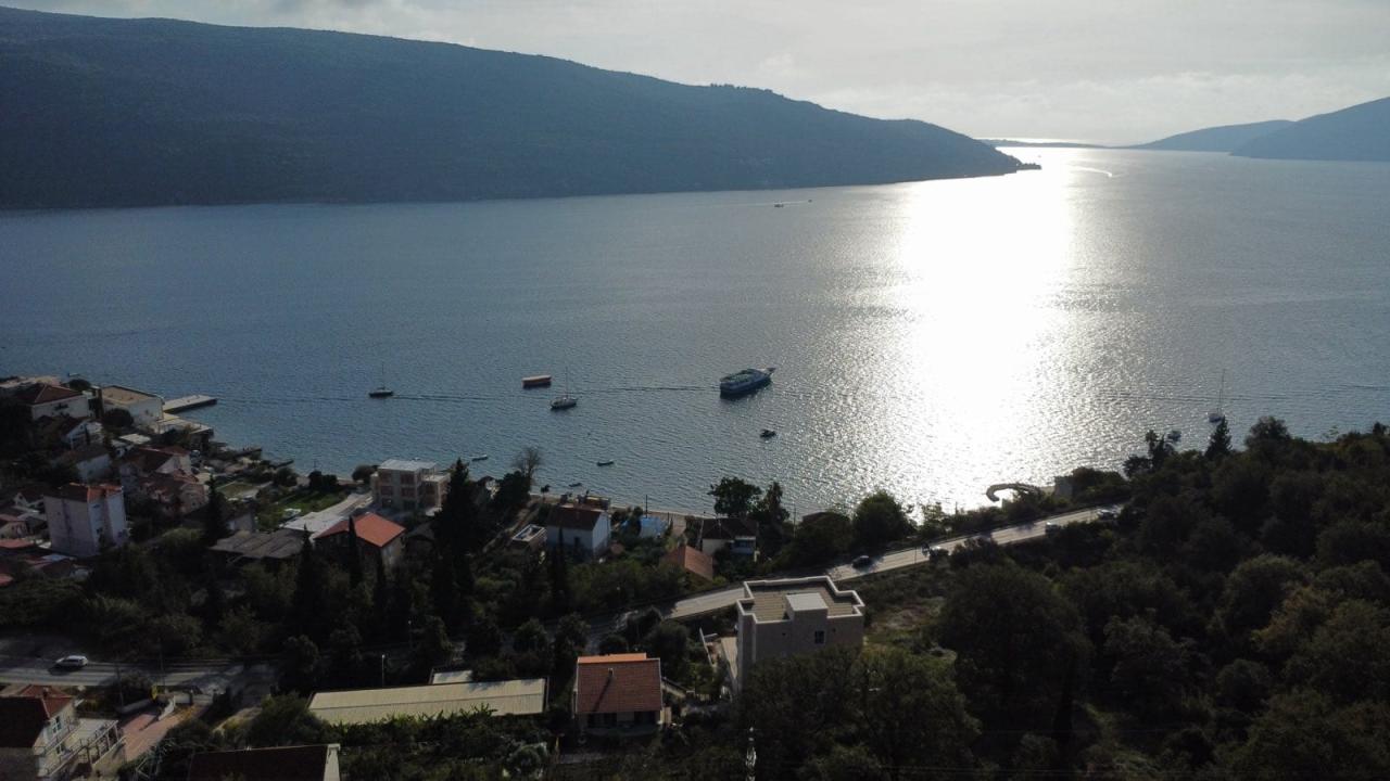 Урбанизированный участок с видом на море в Герцег-Нови