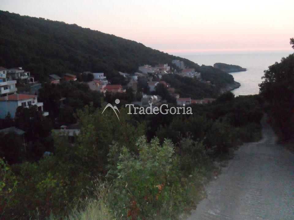 Urbanized plot in Uteha 200 meters from the sea.