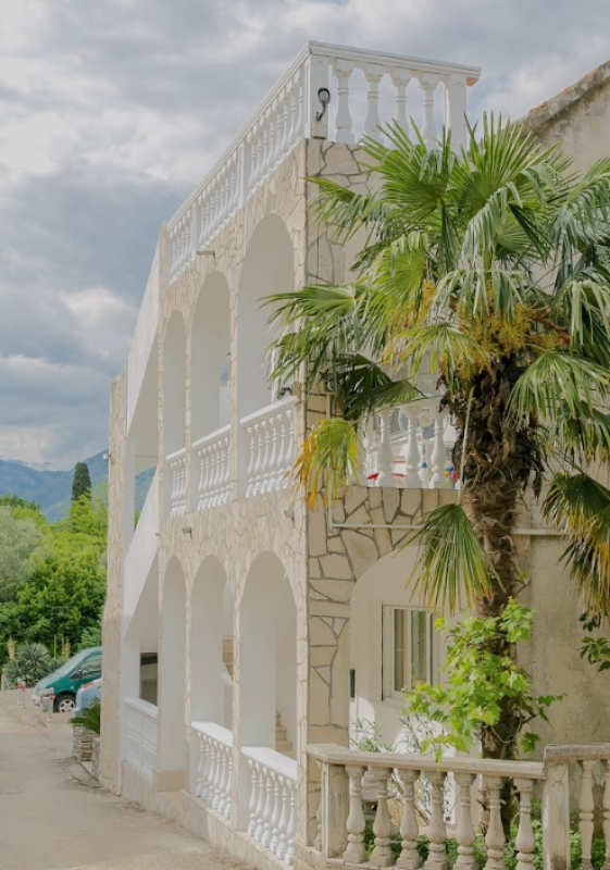 Vila na prodaju sa pogledom na zaliv u Prčnju