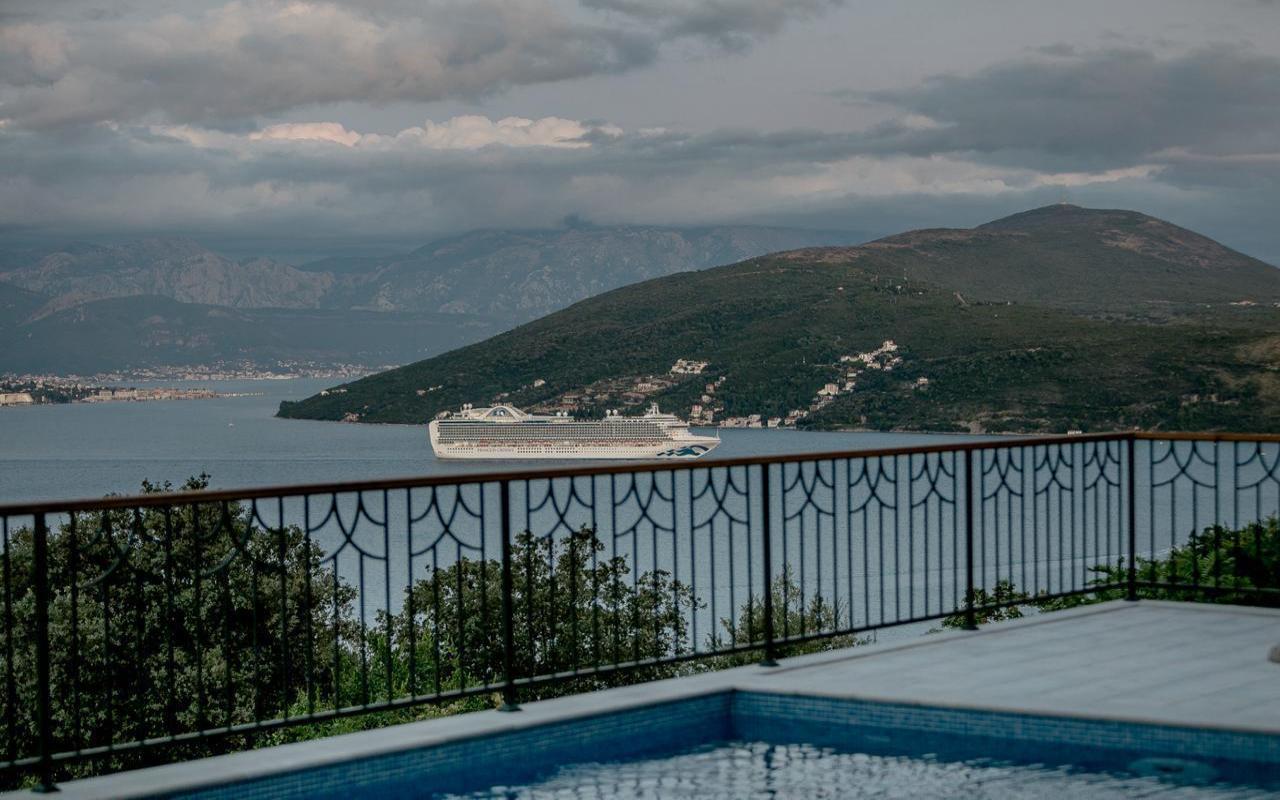 Villa for sale with pool and sea view — Nivice, Herceg Novi