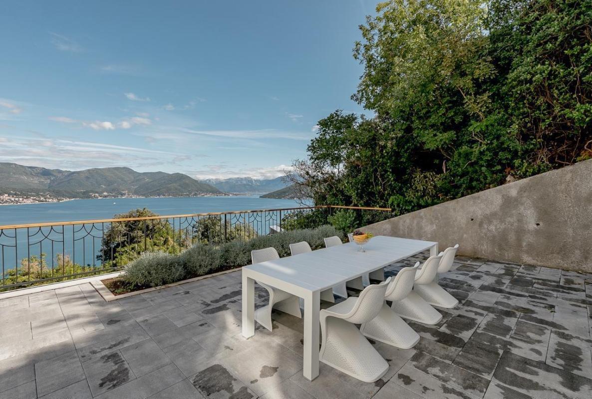 Villa for sale with pool and sea view — Nivice, Herceg Novi