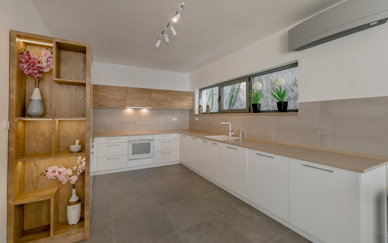 Villa for sale with pool and sea view — Nivice, Herceg Novi