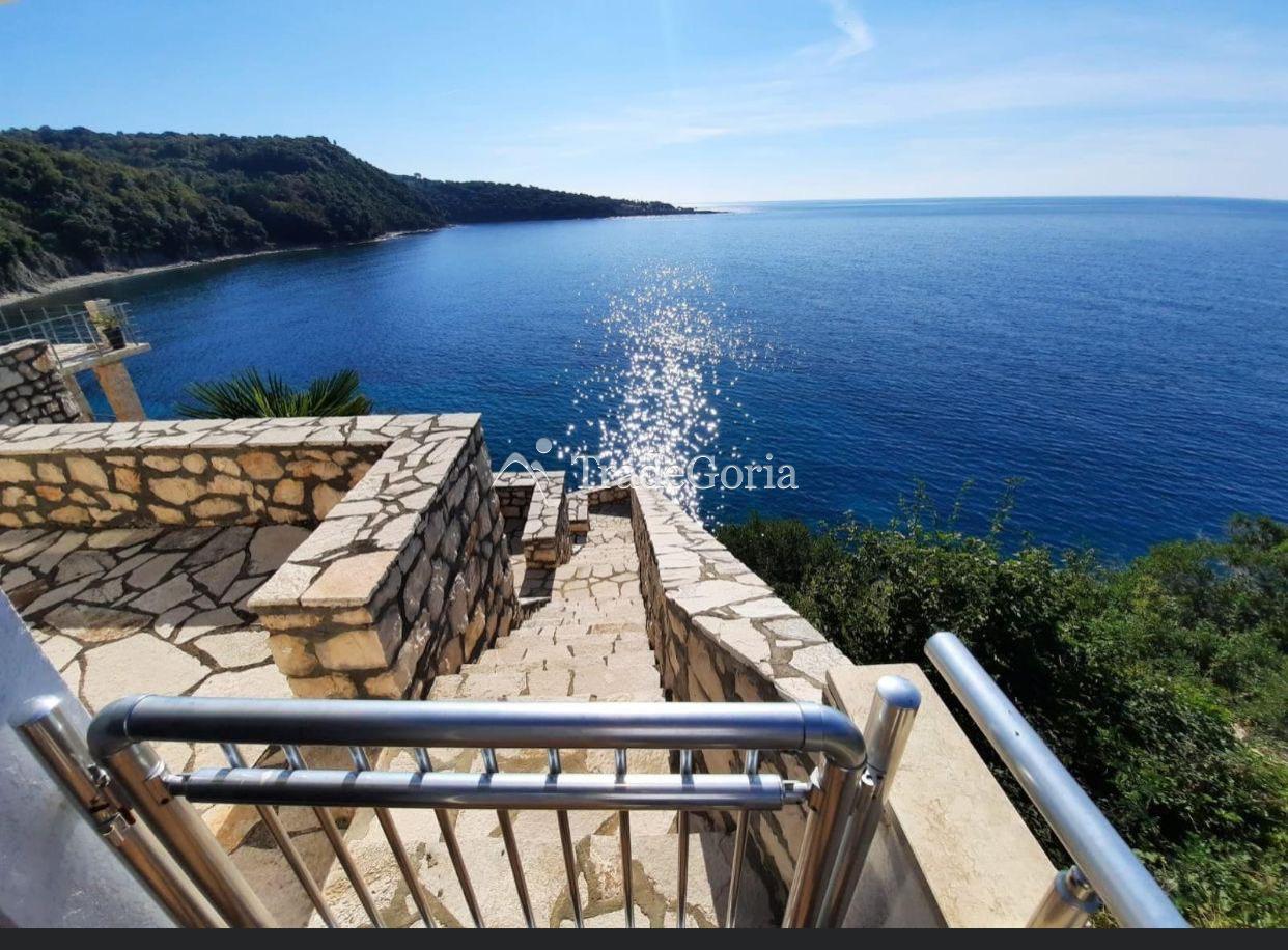 Vila na prvom redu do plaže sa privatnom plažom i bazenom