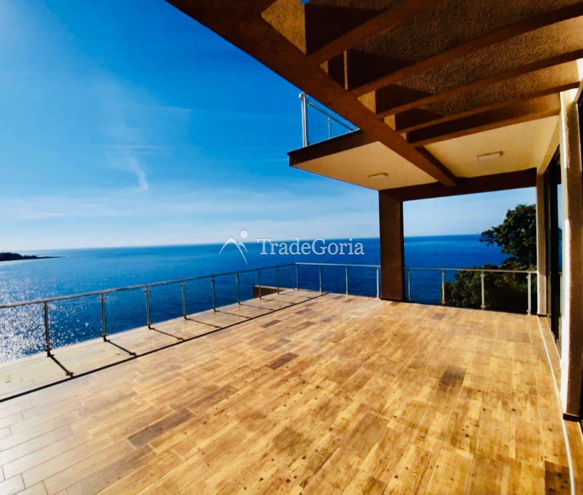 Vila na prvom redu do plaže sa privatnom plažom i bazenom