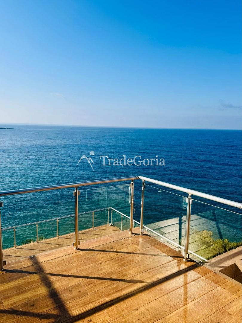 Vila na prvom redu do plaže sa privatnom plažom i bazenom