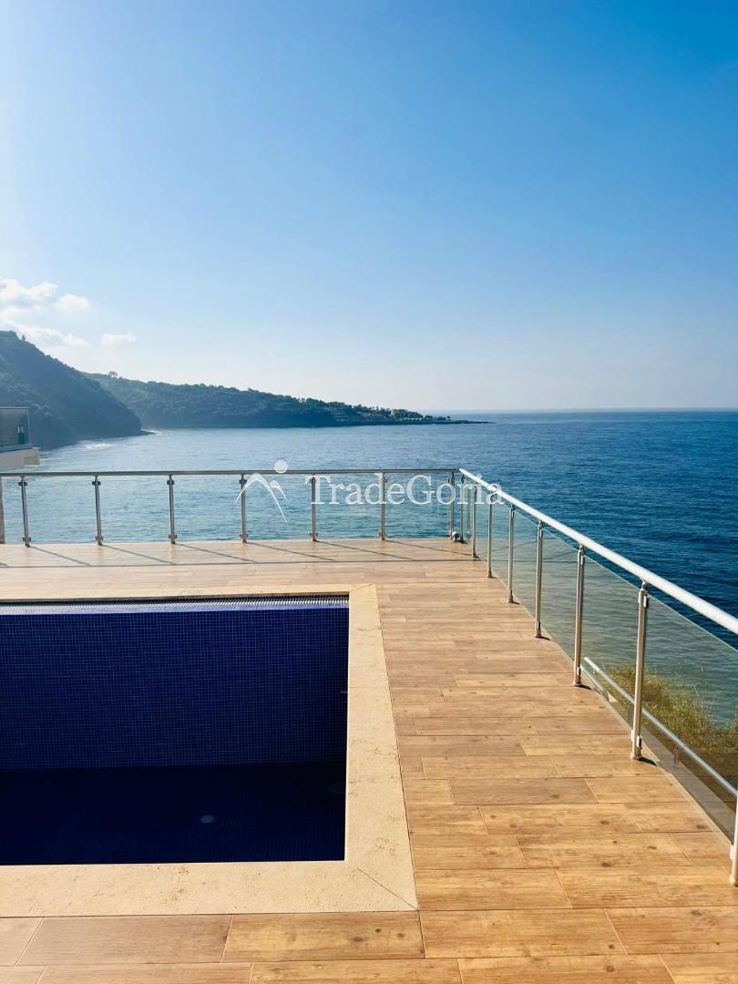 Vila na prvom redu do plaže sa privatnom plažom i bazenom