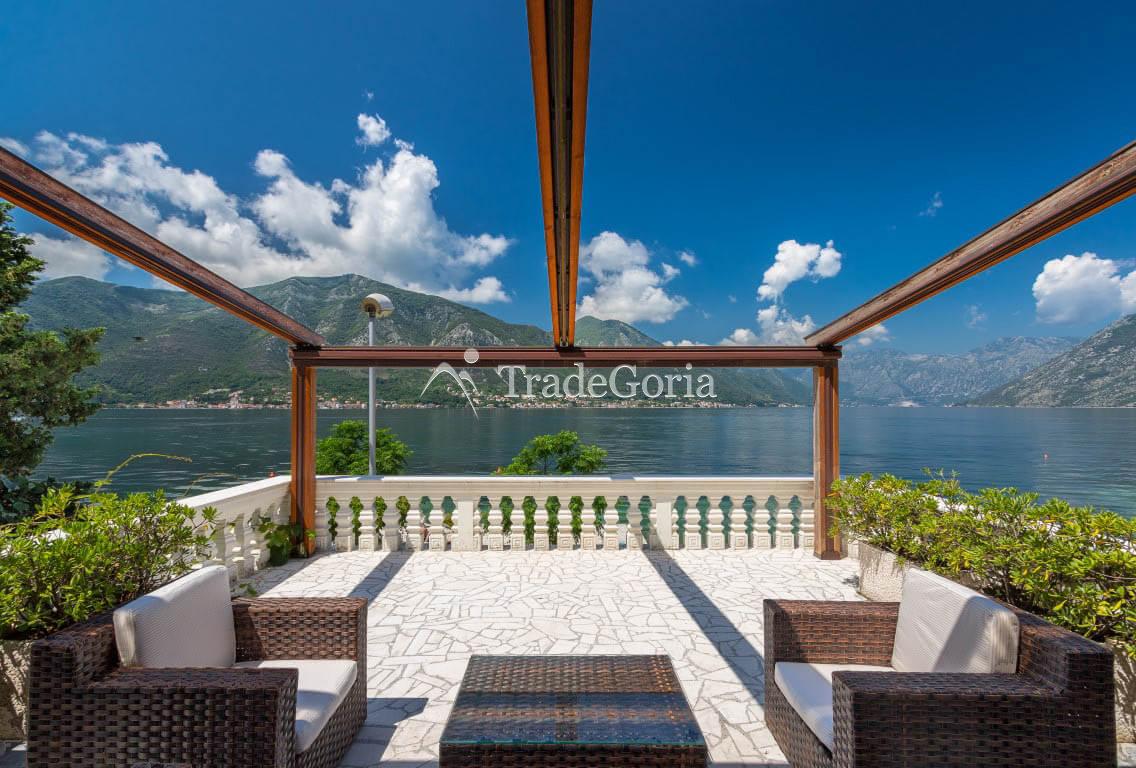 Villa an der ersten Meereslinie, mit Steg und Garage in Dobrota, Bucht von Kotor.