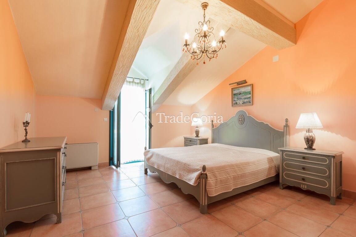 Villa an der ersten Meereslinie, mit Steg und Garage in Dobrota, Bucht von Kotor.