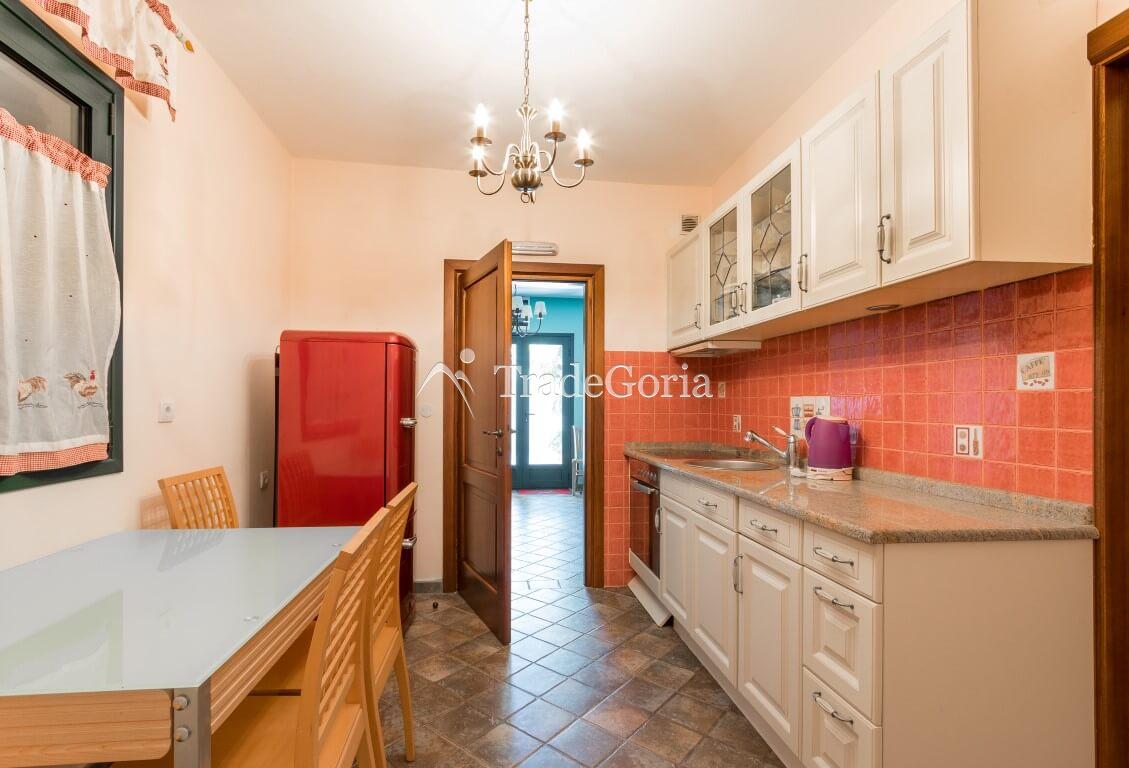 Villa an der ersten Meereslinie, mit Steg und Garage in Dobrota, Bucht von Kotor.