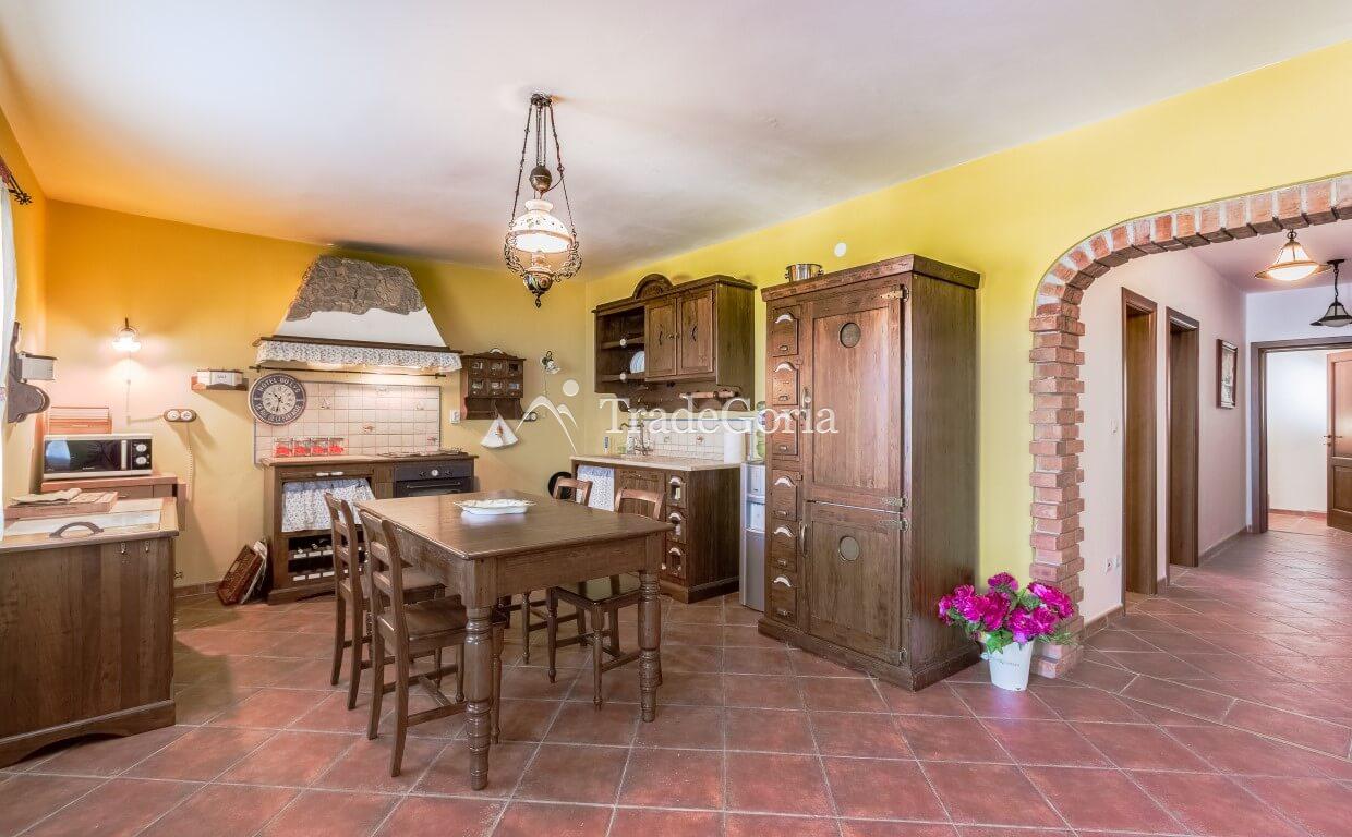 Villa an der ersten Meereslinie, mit Steg und Garage in Dobrota, Bucht von Kotor.