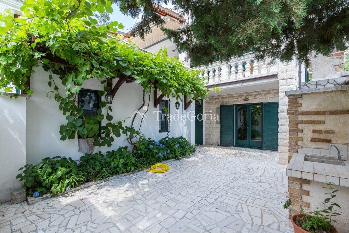 Villa an der ersten Meereslinie, mit Steg und Garage in Dobrota, Bucht von Kotor.