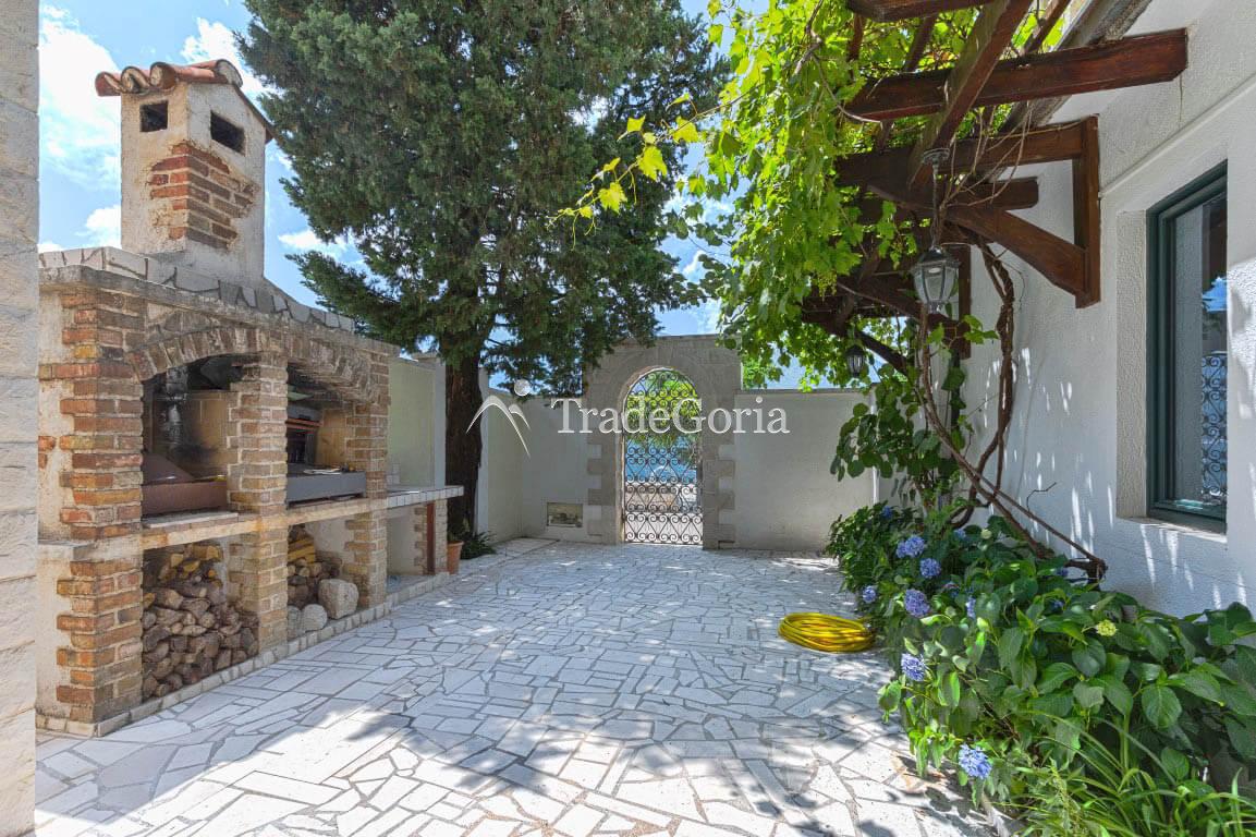 Villa an der ersten Meereslinie, mit Steg und Garage in Dobrota, Bucht von Kotor.