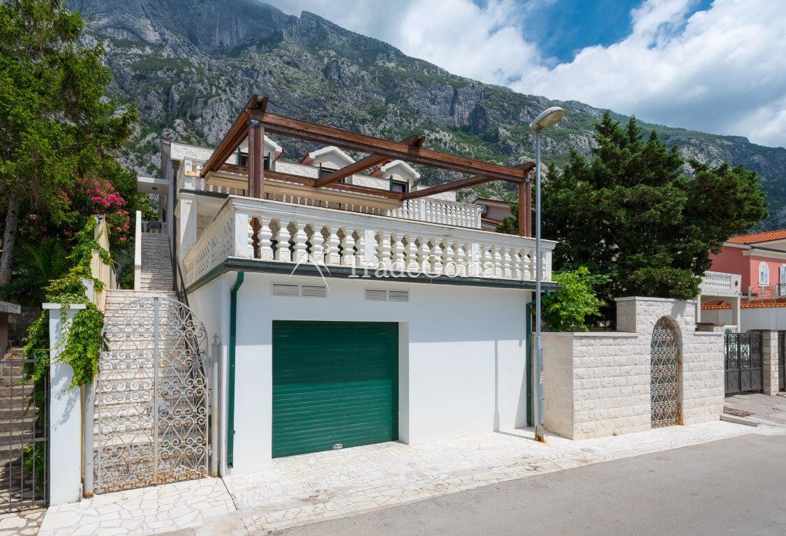 Villa an der ersten Meereslinie, mit Steg und Garage in Dobrota, Bucht von Kotor.