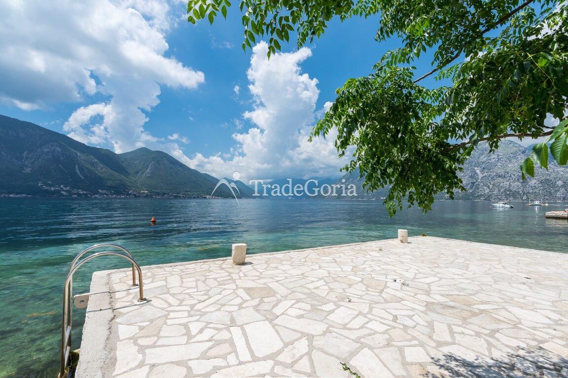 Villa an der ersten Meereslinie, mit Steg und Garage in Dobrota, Bucht von Kotor.
