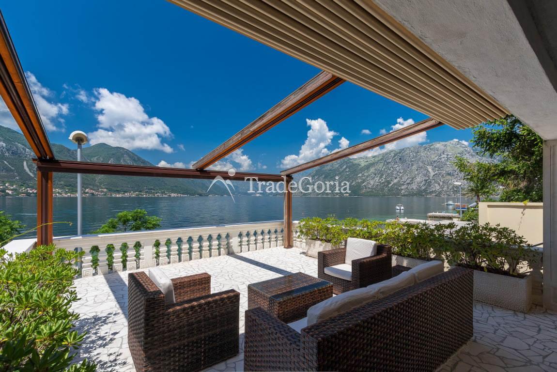 Villa an der ersten Meereslinie, mit Steg und Garage in Dobrota, Bucht von Kotor.