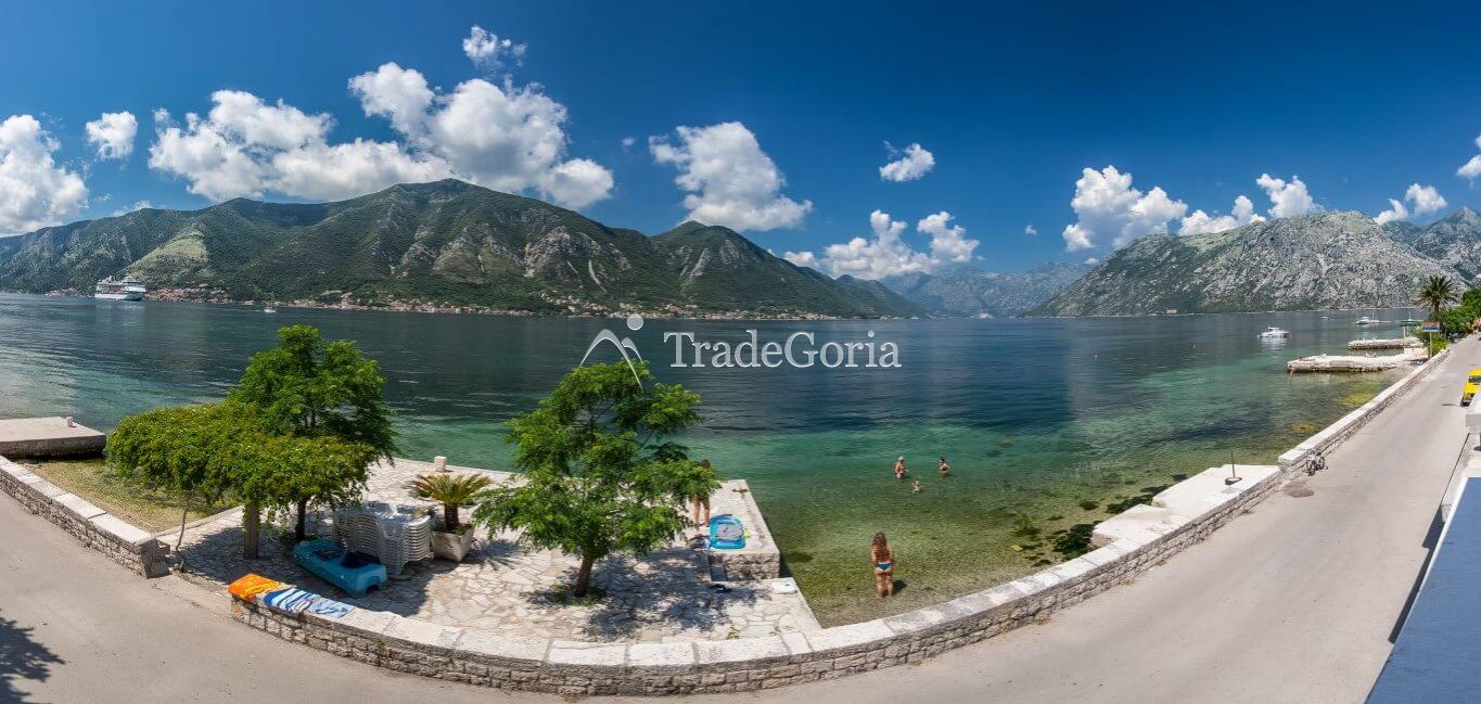 Villa an der ersten Meereslinie, mit Steg und Garage in Dobrota, Bucht von Kotor.