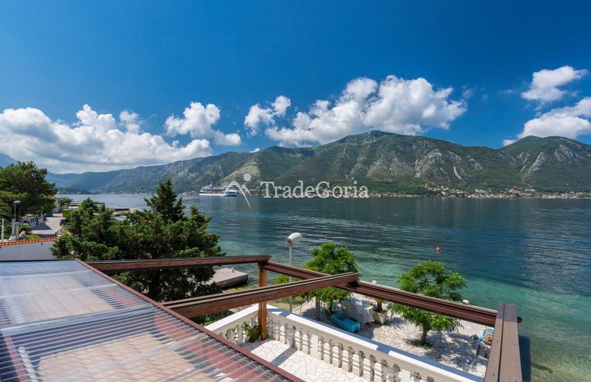 Villa an der ersten Meereslinie, mit Steg und Garage in Dobrota, Bucht von Kotor.