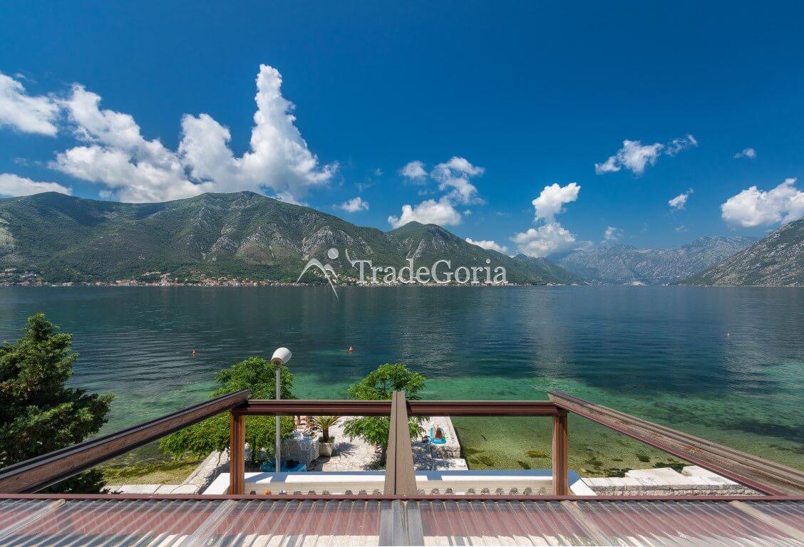 Villa an der ersten Meereslinie, mit Steg und Garage in Dobrota, Bucht von Kotor.