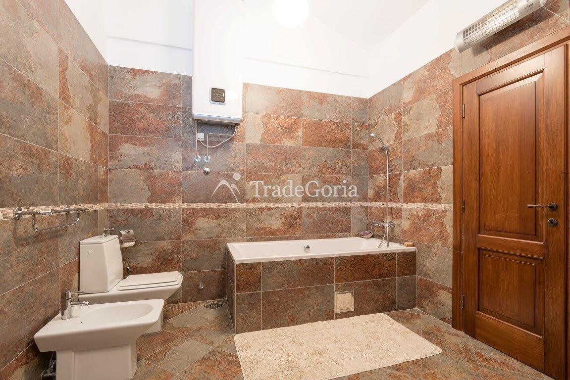 Villa an der ersten Meereslinie, mit Steg und Garage in Dobrota, Bucht von Kotor.
