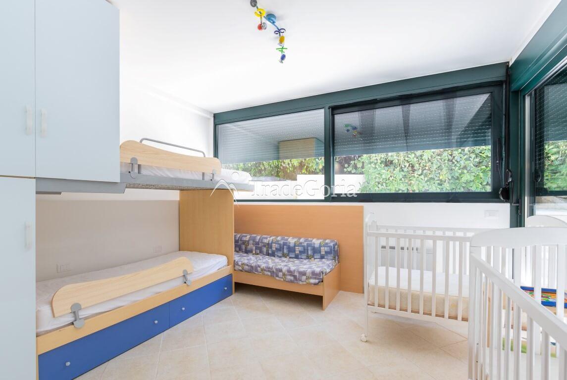 Villa an der ersten Meereslinie, mit Steg und Garage in Dobrota, Bucht von Kotor.