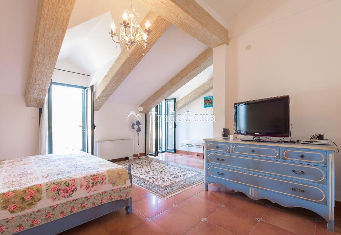 Villa an der ersten Meereslinie, mit Steg und Garage in Dobrota, Bucht von Kotor.