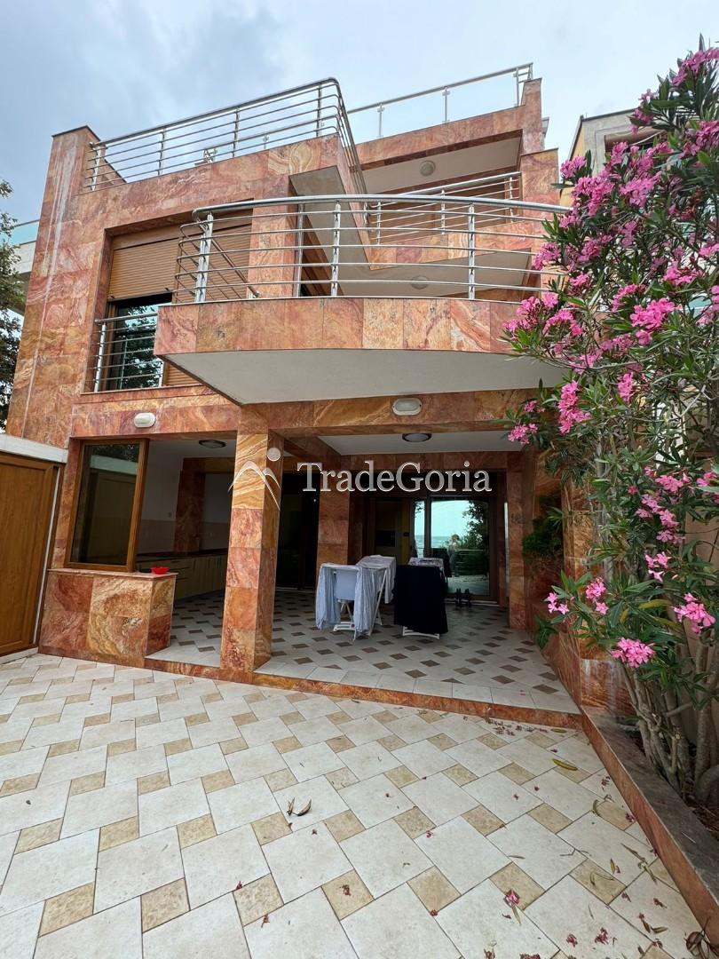 Villa on the first line in Uteha - 750,000 euros