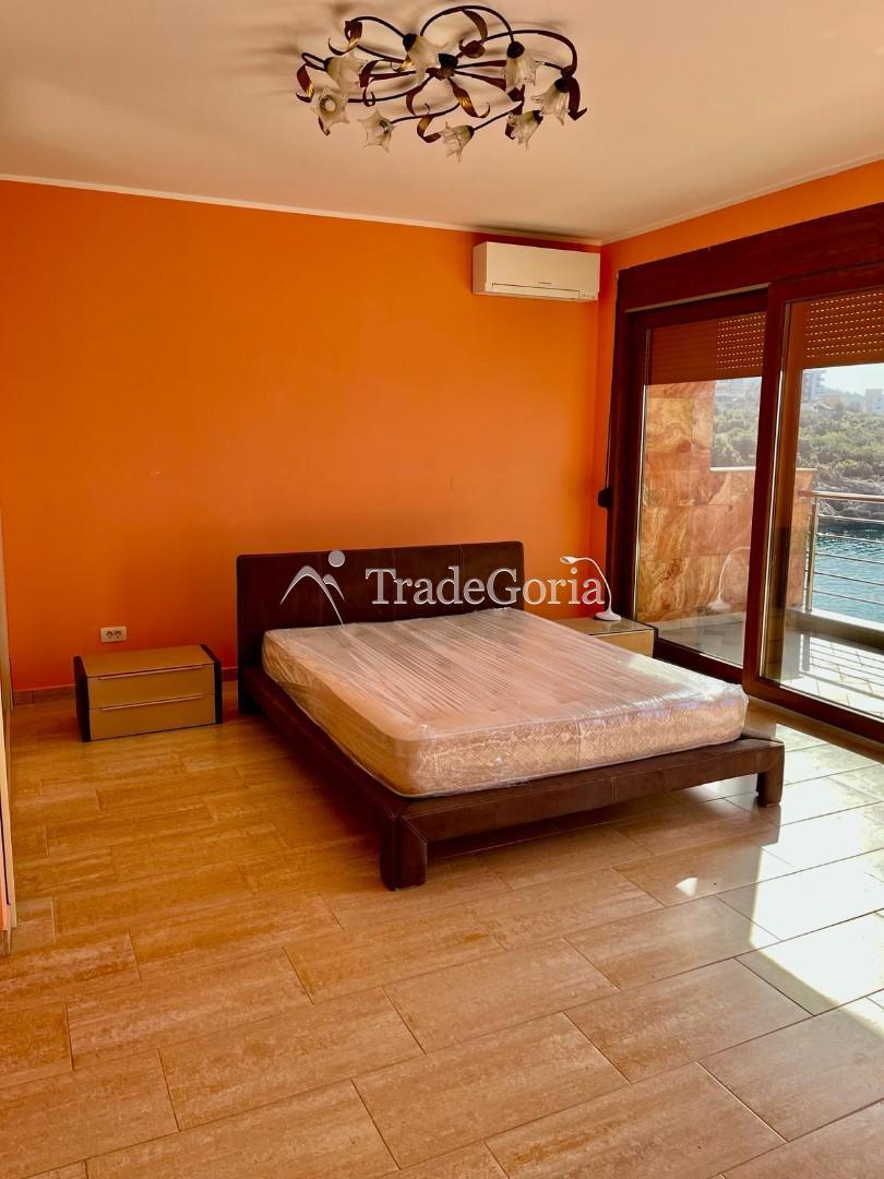 Villa on the first line in Uteha - 750,000 euros