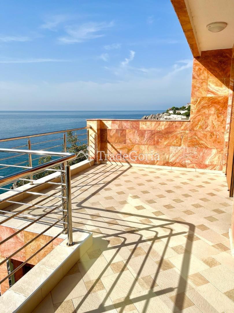 Villa on the first line in Uteha - 750,000 euros