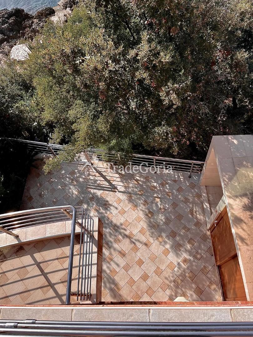 Villa on the first line in Uteha - 750,000 euros