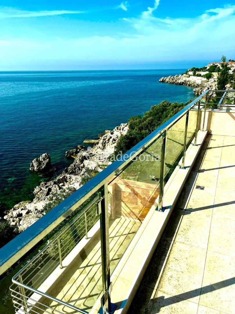 Villa on the first line in Uteha - 750,000 euros