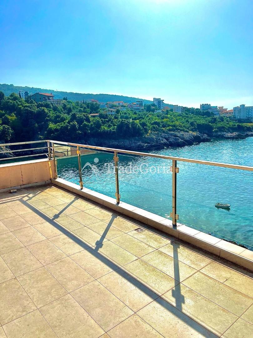 Villa on the first line in Uteha - 750,000 euros