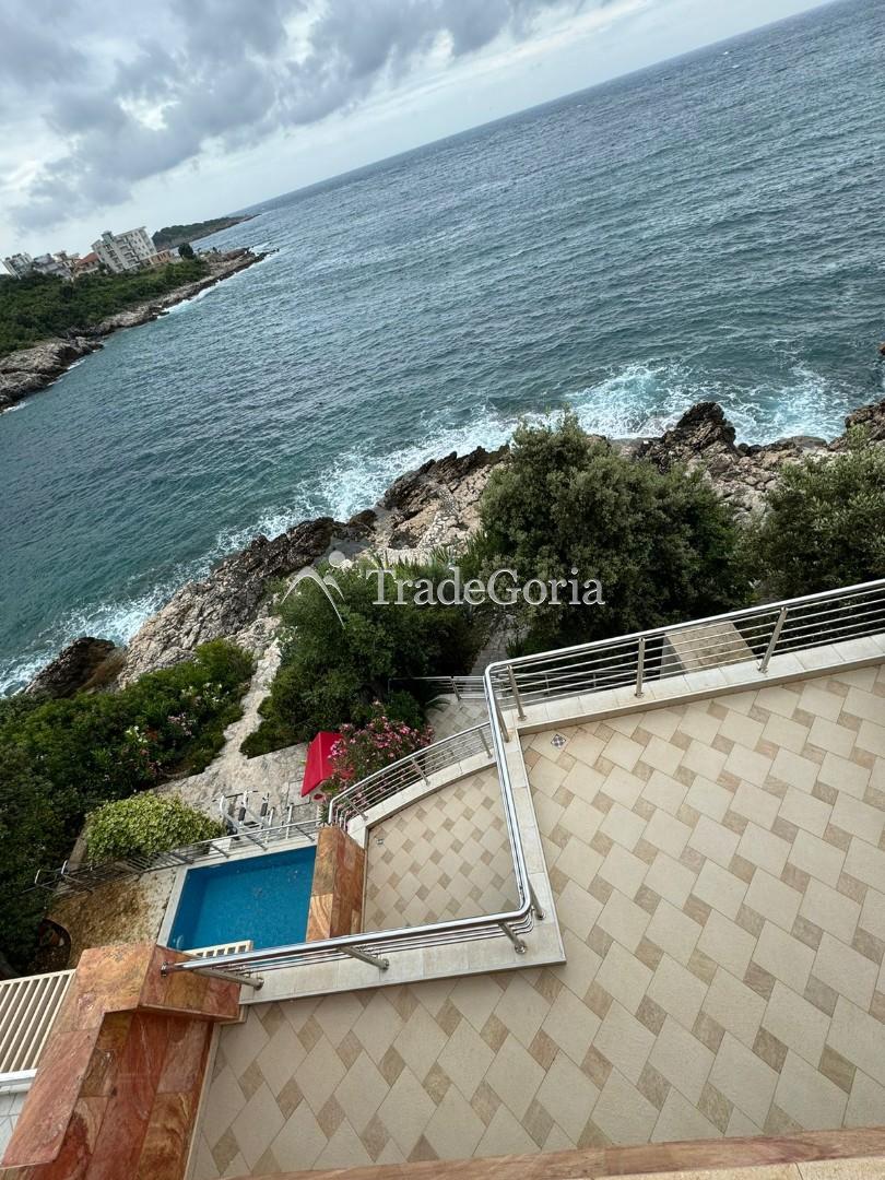 Villa on the first line in Uteha - 750,000 euros
